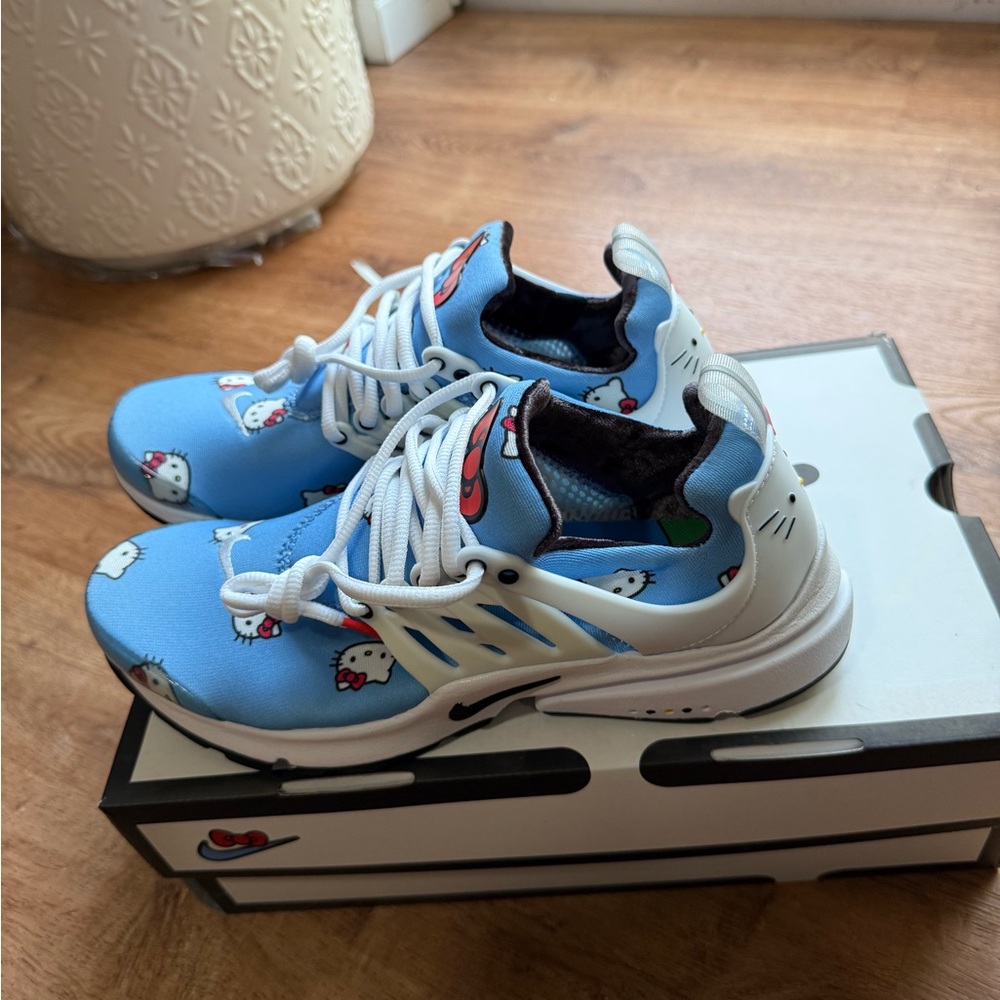 Nike men’s air presto Blue Hello Kitty Print Sneakers - Picture 3 of 8